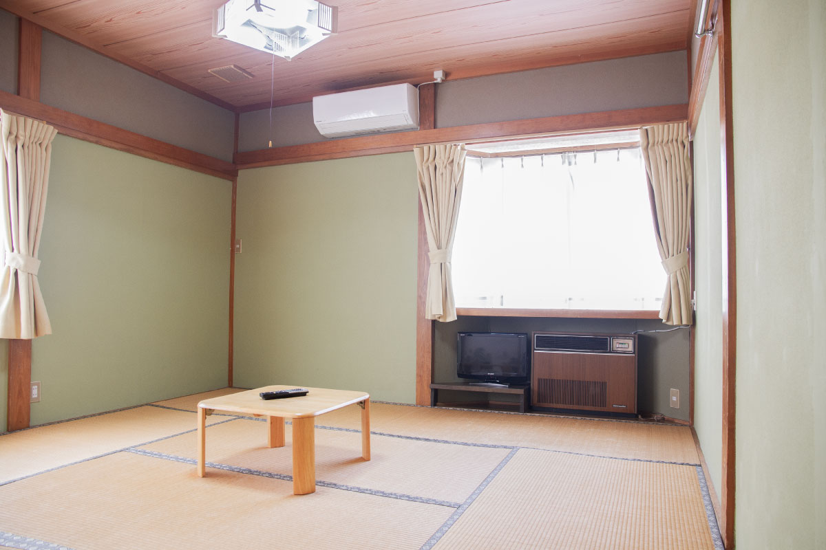 客室は冷暖房TV付